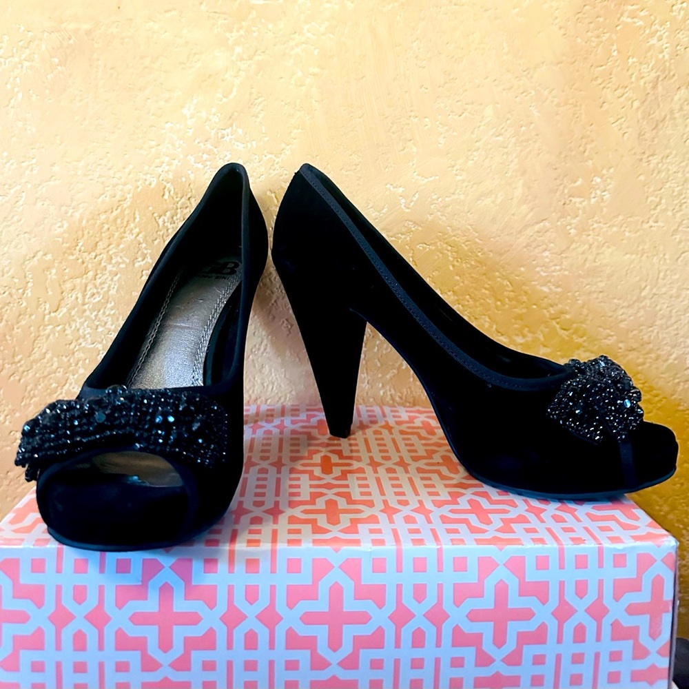 Classy Gianni Bini black high heels w/ rhinestone bows